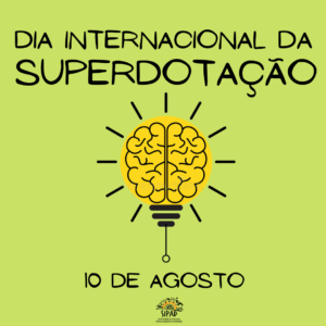 Peça gráfica em fundo verde claro, na parte superior, está escrito com a cor preta, o título: Dia internacional da superdotação. Ao centro, dentro de uma lâmpada amarela encontra -se um cérebro, contorna a lâmpada feixes na cor preta. Abaixo da lâmpada está escrito 10 de agosto. Centralizada na parte inferior, está a logo da SIPAD.  