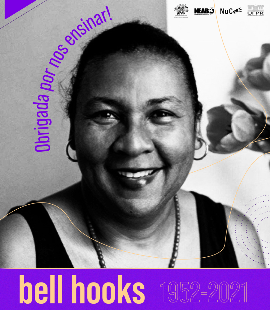 Imagem gráfica de fundo cinza e branco, com a frase "Obrigada por nos ensinar!" na cor roxa. No centro, há a imagem, em preto e branco, de Bell Hooks (1952 - 2021). Na imagem, ela usava acessórios como brincos e colar, vestia uma blusa preta e sorria. Bell era uma mulher preta de olhos e cabelos castanhos escuros. No canto superior direito, encontram-se os logos da SIPAD, do NEAB, do NuCA e da UFPR.