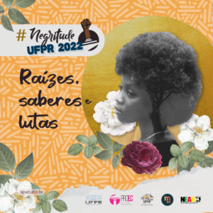 Card com fundo laranja e uma textura em linhas na cor amarela. Na parte superior esquerda está a logo do Negritude UFPR 2022, que é composta por um punho cerrado. Abaixo o slogan deste ano: Raízes, saberes e lutas. Do lado direito está a arte composta por um círculo amarelado, no centro desse círculo há uma mulher negra cujo cabelo black power é composto por uma árvore. Na base desse círculo estão algumas ilustrações de flores e folhas. Na parte inferior estão as logos da UFPR, PROEC, SIPAD, MAE e do NEAB. 